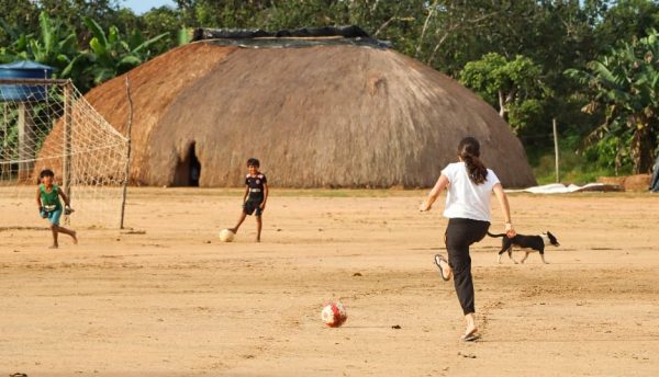 Foto 1 27_4_Liliana_Madrigal_Jogando_Ulupuwene_Créditos_Whajamani_Waura