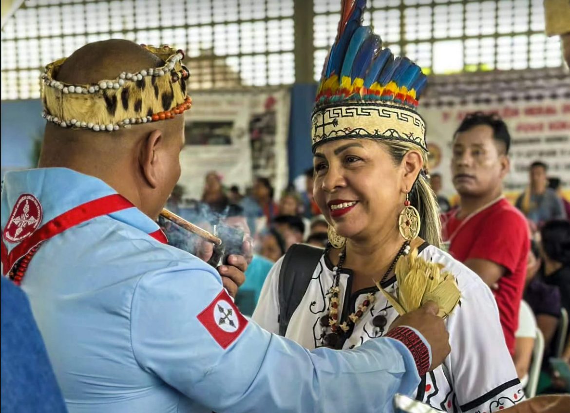Glades Kokama (presidente da Federação Kokama) e Edney Samiaso (Cacique tradicional do povo Kokama). Foto: Federação Kokama
