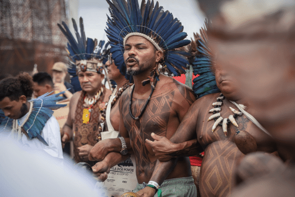 Povos Indígenas reunidos em ato